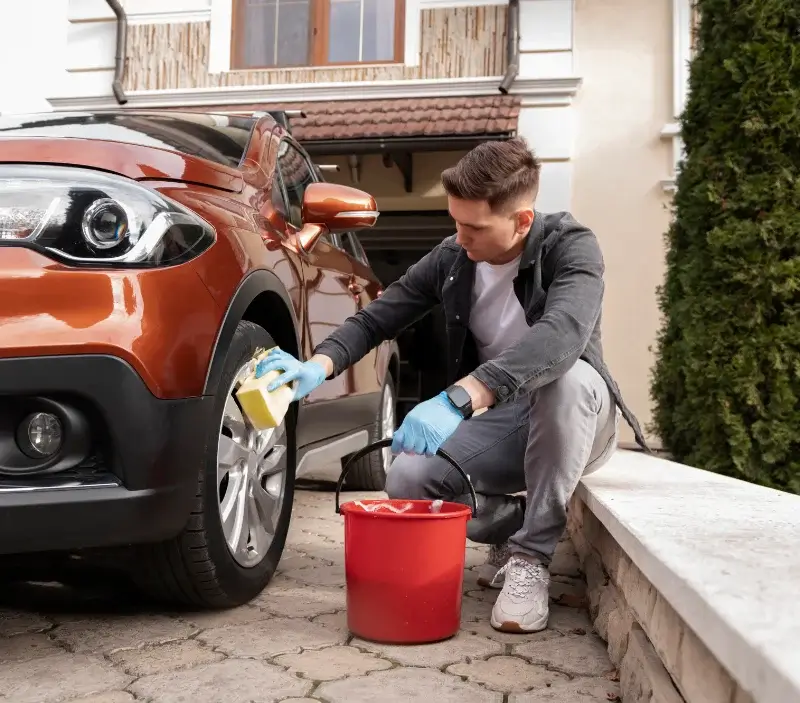 Lavage auto à domicile Yvré-l'Évêque : professionnel intervenant sur un véhicule